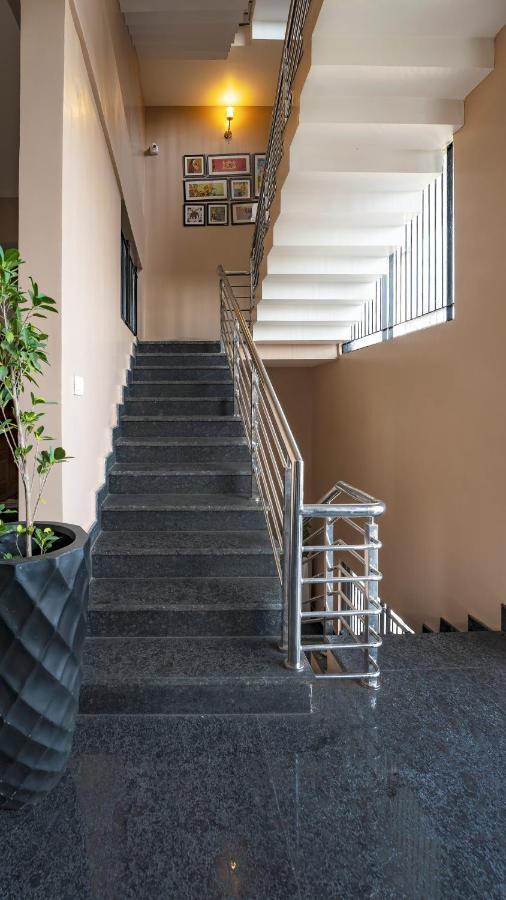 Royal Tusker Luxury Service Apartments Májszúr Kültér fotó